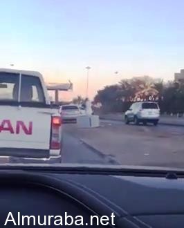 “فيديو” شاب يطرح كاميرا ساهر أرضاً بدائري الرياض