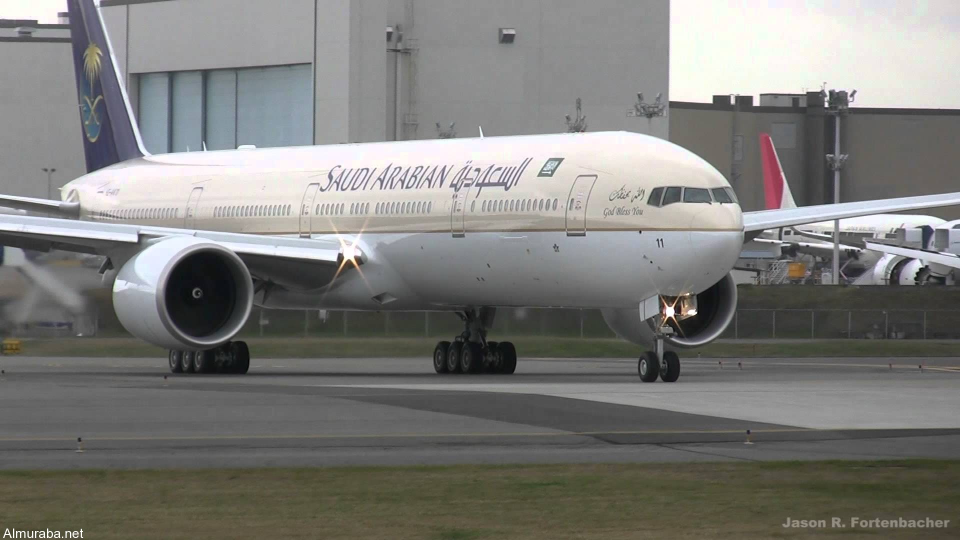 “فيديو” تقرير عن طائرة دريم لاينر بوينغ 787 التي ضمتها الخطوط السعودية والمشاكل التي أدت الى ايقافها بعض الدول