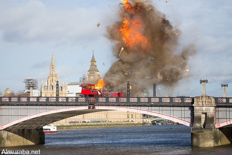 “بالصور” جاكي شان يفجر حافلة ركاب في لندن بسبب فيلمه الجديد