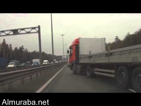 “فيديو” شاهد سائق شاحنة يتفادى صدم سيارتين بطريقة احترافية