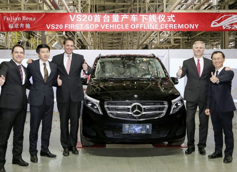 Produktionsstart neue V-Klasse bei Fujian Benz Automotive (FBAC) in Fuzhou/China; Start of production new V-Class at Fujian Benz Automotive (FBAC) in Fuzhou/China; f.l.t.r.: Wolfgang Strauss (Director Project Mid-Size Vans China), Stan Zhou (Vice President Sales, Marketing & Aftersales), Gerd Bitterlich (Vice President, Chief Financial Officer & Human Resources), Björn Hauber (President & Chief Executive Officer), Matt Chang (Vice President, Chief Operating Officer & Procurement)