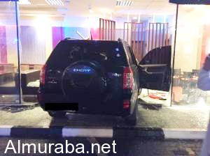 “فيديو” سيدة تقتحم بسيارتها مطعماً في عجمان وتصيب 4 أشخاص