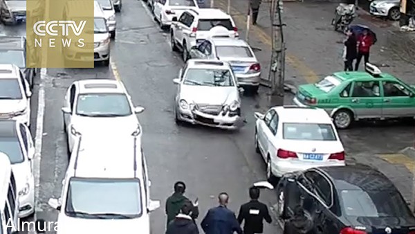 “فيديو” صيني يحطم 8 سيارات في محاولة للهرب من الشرطة