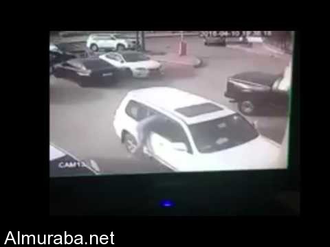 “فيديو” شاهد لصّ يهشم زجاج سيارة متوقفة بمدينة الرياض الرياض ويسرق حقيبة كانت داخلها