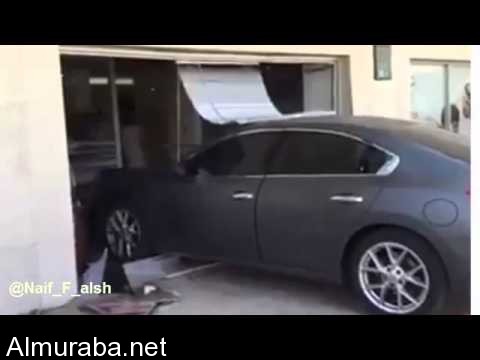 “فيديو” شاهد سيارة تقتحم مبنى بنك في الرياض