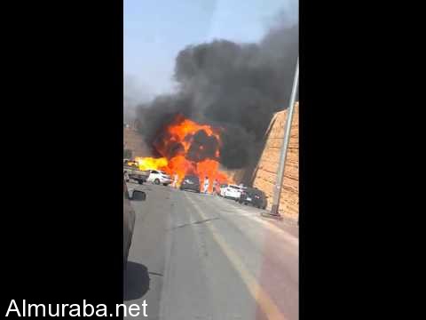 "فيديو" شاهد لحظة انفجار مروع لسيارة بأحد الطرق بالمملكة 1