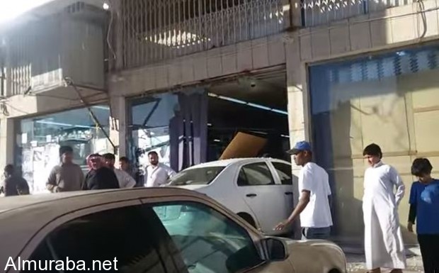 “فيديو” سيارة مسرعة تستقر داخل محل تموينات في مدينة جدة