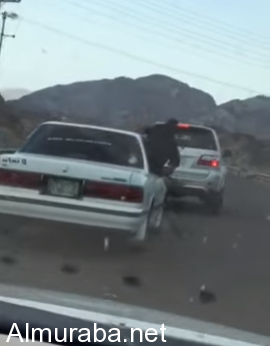 “فيديو” شاهد تهور وتدافع بين سيارتين على أحد الطرق السريعة كاد ينتهي بحادث