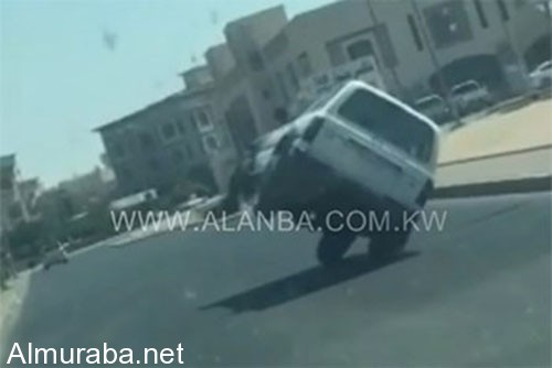 “فيديو” شاهد مستهتر يستعرض بسيارته في الكويت وينتهي باحتضان الأشجار والرصيف