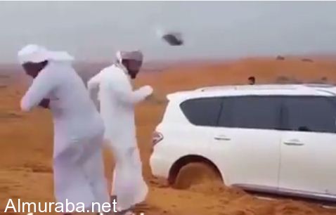 “فيديو” شاهد خطورة الوقوف بجوار السيارات العالقة في الرمل “المغرزة”