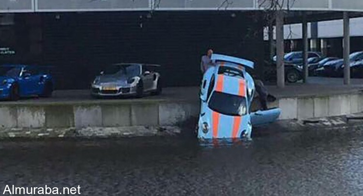 خطأ ميكانيكي يغرق سيارة "بورش" 911 GT3 RS في المياه 1