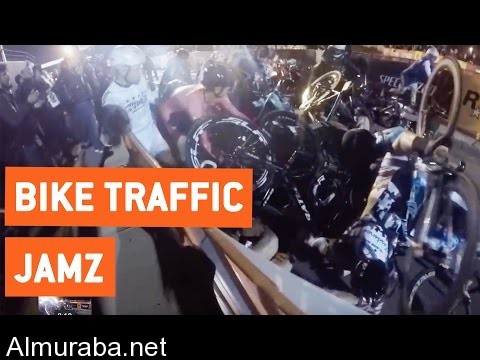 “فيديو” شاهد دراجة نارية تتسبب في مجموعة حوادث بسباق للدراجات