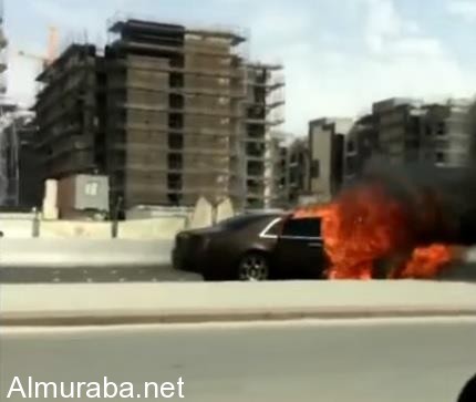 “فيديو” شاهد لحظة احتراق سيارة رولز رويس في مدينة الرياض