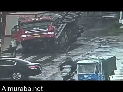 “فيديو” شاهد شاحنة تنشطر نصفين بعدما سقطت داخل حفرة
