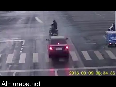 “فيديو” شاهد المارة وقائدي السيارات يرفضون مساعدة رجل مصاب يحتضر في الصين