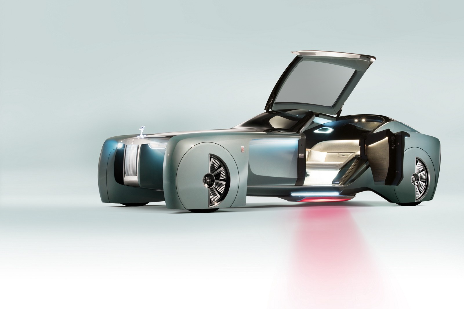 "صور" رولز رويس تكشف عن سيارة 103EX المستقبلية للاحتفال بمئوية بي إم دبليو 4