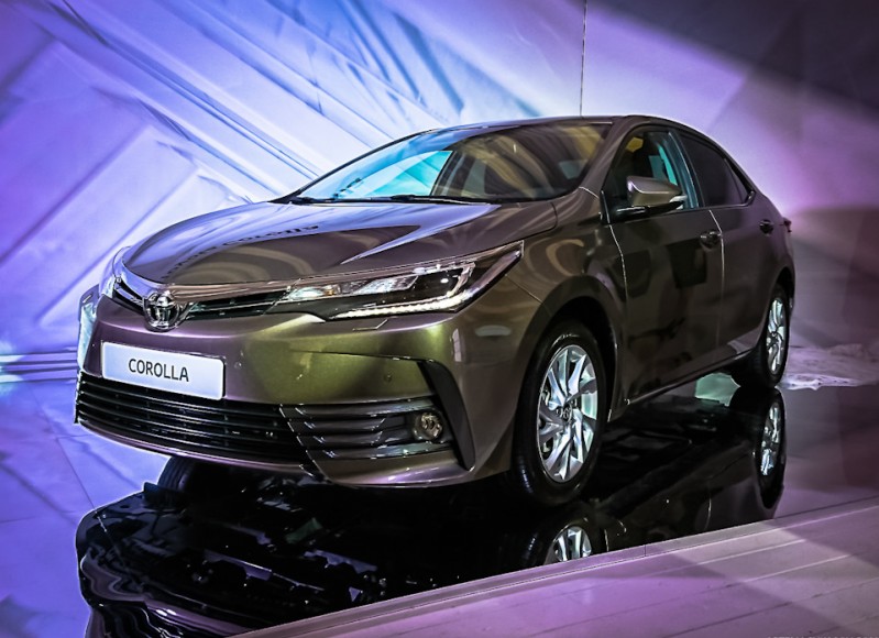 2016-Toyota-Corolla-facelift-front-quarter-Live-Images
