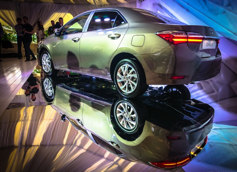 2016-Toyota-Corolla-facelift-rear-three-quarter-Live-Images