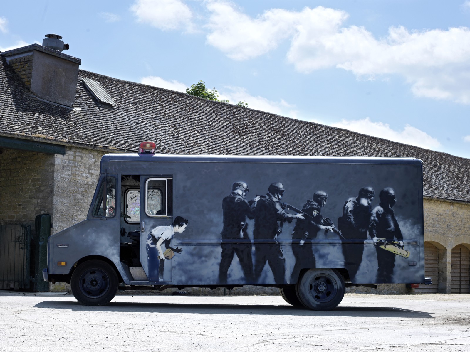عرض سيارة نقل بانكسي الفنية المشهورة في مزاد بلندن