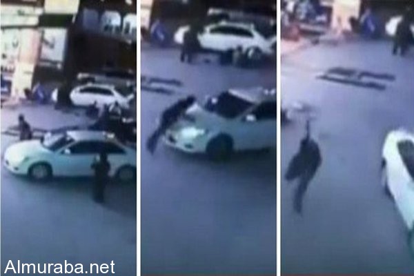 "فيديو" شاهد لص يسرق سيارة أمام صاحبها الواقف بجانبها والأخير يقفز عليها لإيقافه 6