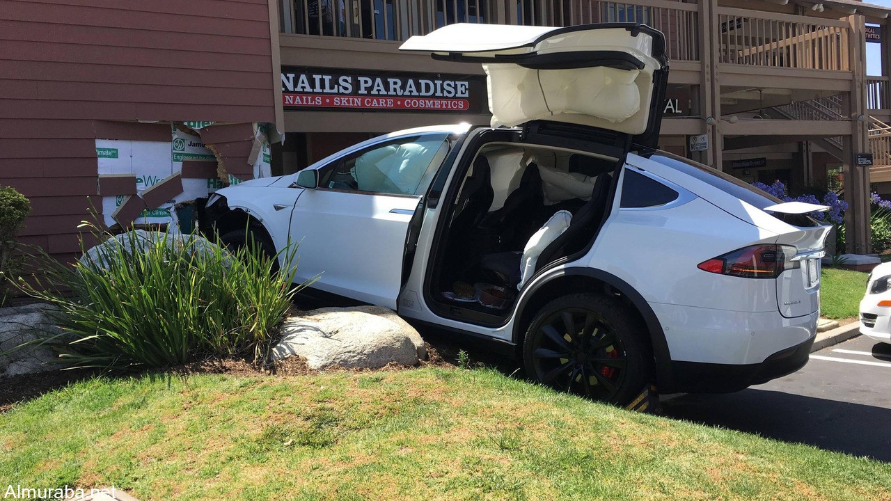 أحد ملاك سيارة "تيسلا" Model X يزعم أنها حطمت نفسها، ولكن تيسلا تنفي الامر Tesla 1