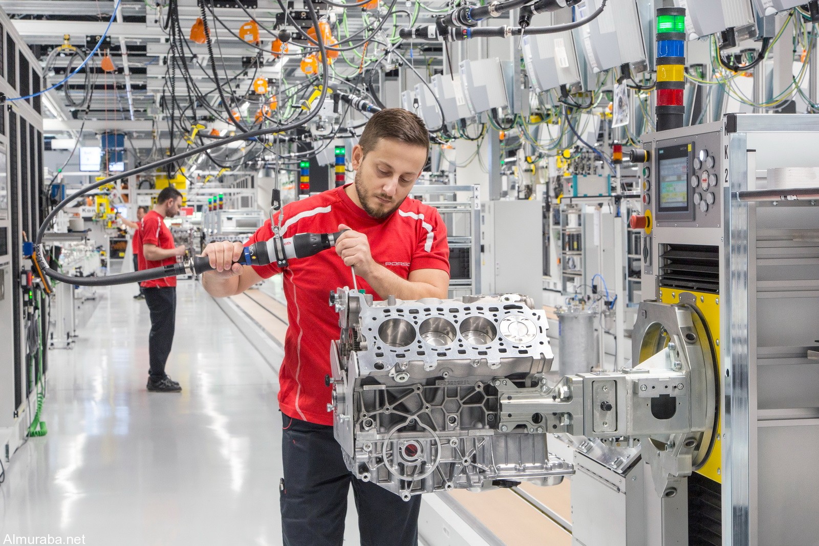شاهد بالصور مصنع "بورش" الجديد لمحركات V8 الجيل القادم Porsche 1