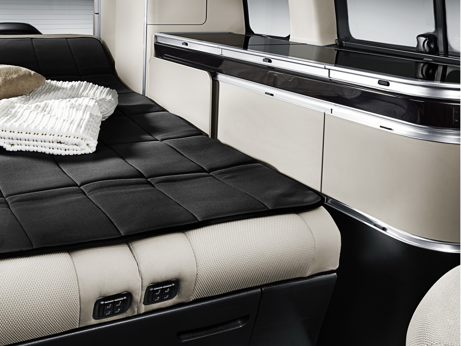 Mercedes-Benz Marco Polo Sonderzubehör – Schlafauflage Bett unten ;Mercedes-Benz Marco Polo special accessory items – mattress cover for the lower bed;