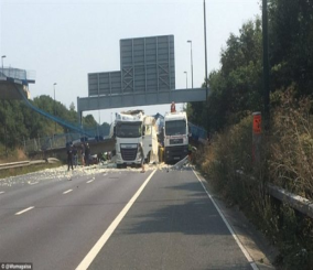 “فيديو“ شاهد انهيار جسر للمشاة على الطريق السريع في بريطانيا 3
