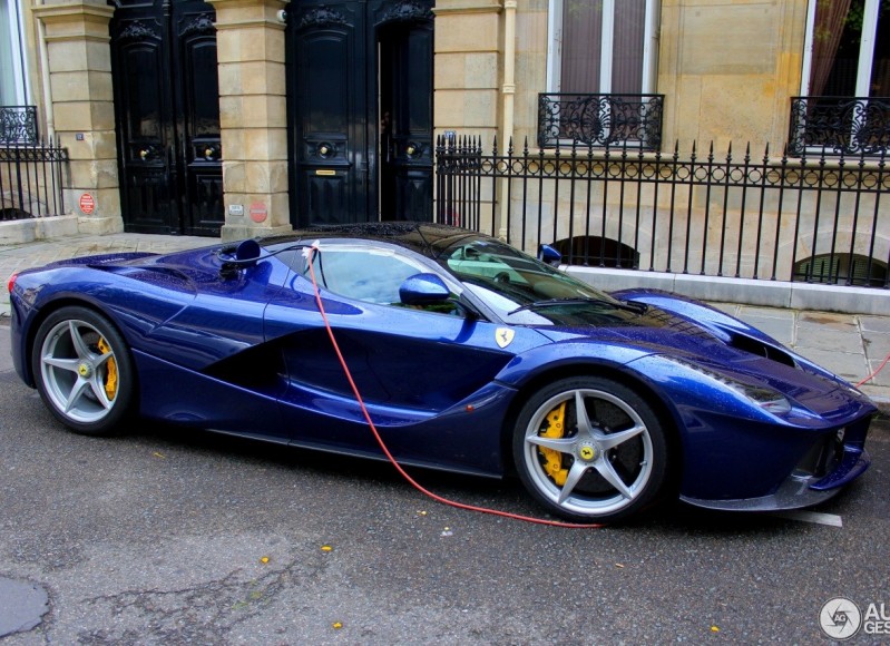 charging-your-laferrari-on-paris-streets-with-scotch-paper-is-only-for-the-brave_3