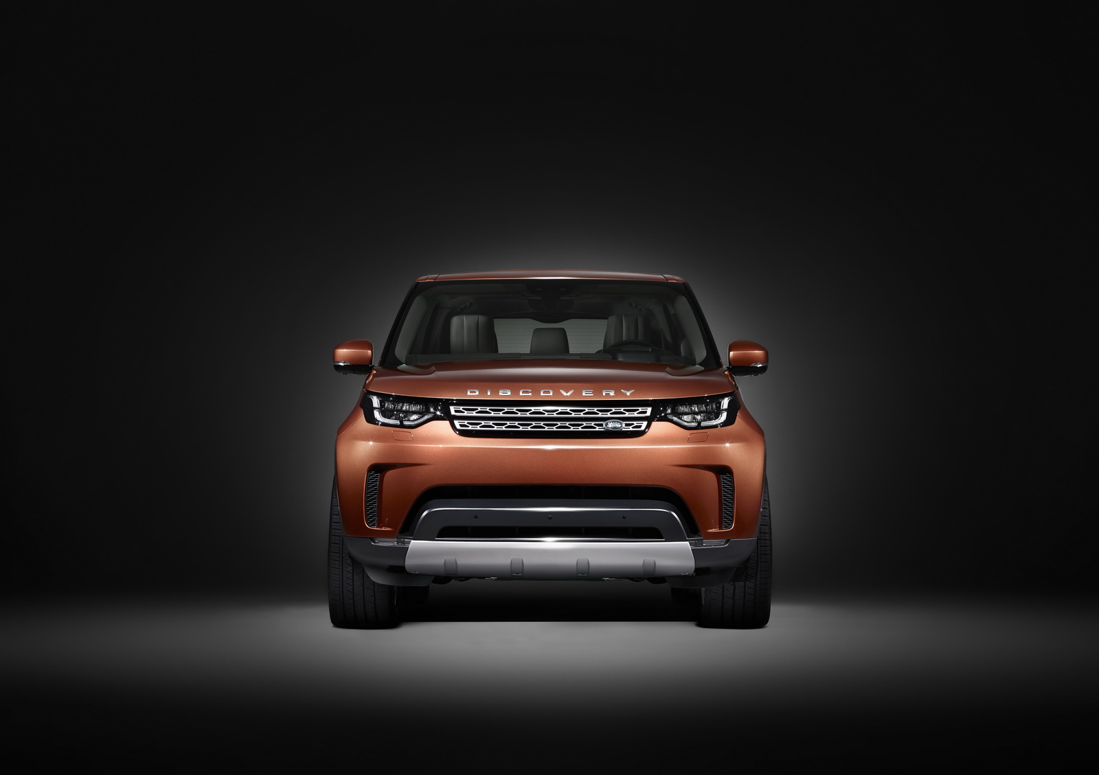 "صور تشويقية" لاند روفر تكشف عن وجه ديسكفري 2017 قبل تدشينها في باريس Land Rover Discovery 1
