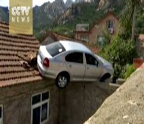 “بالفيديو” شاهد رجل يركن سيارته فوق سطح منزل