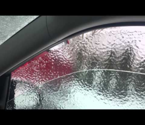 “فيديو” شاهد أسرع طريقة لإزالة الثلج من نافذة سيارتك