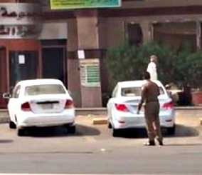 “فيديو” المرور يوضح حقيقة مقطع لرجل مرور يقوم بتصوير السيارات المتوقفة