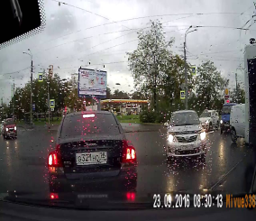 “فيديو” شاهد محرك سيارة فولفو يطير من مكانه في حادث مروع