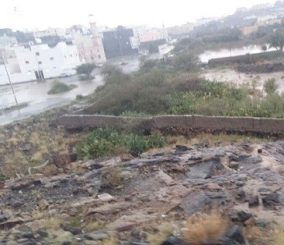 “فيديو” شاهد أمطار غزيرة تغرق إحدى الشوارع وتجرف السيارات بمحافظة الطائف 1