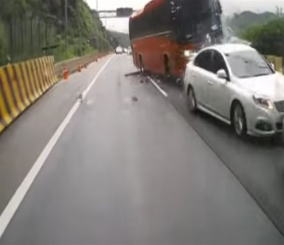 “فيديو” شاهد لحظة اصطدام مروعة لحافلة بسيارات داخل نفق في كوريا الجنوبية