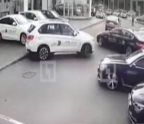 “فيديو” شاهد عصابة وهي تسرق 4 سيارات بي ام دبليو جديدة من أحد المعارض في روسيا 1
