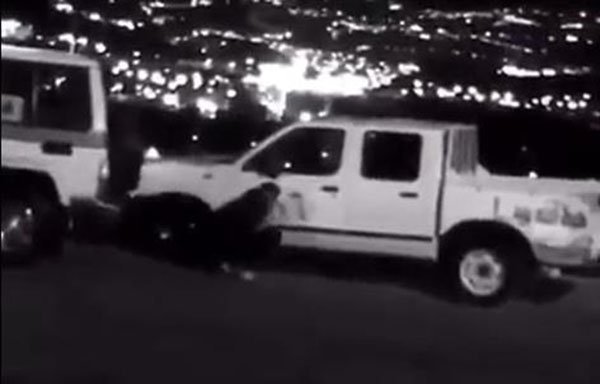 "فيديو" شاب يغافل رجل مرور ويهرب بسيارته بعد إيقافه لمخالفته الأنظمة 1