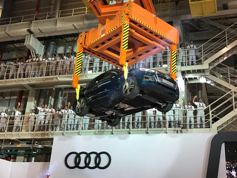 2017-audi-q5-mexico-plant-workers