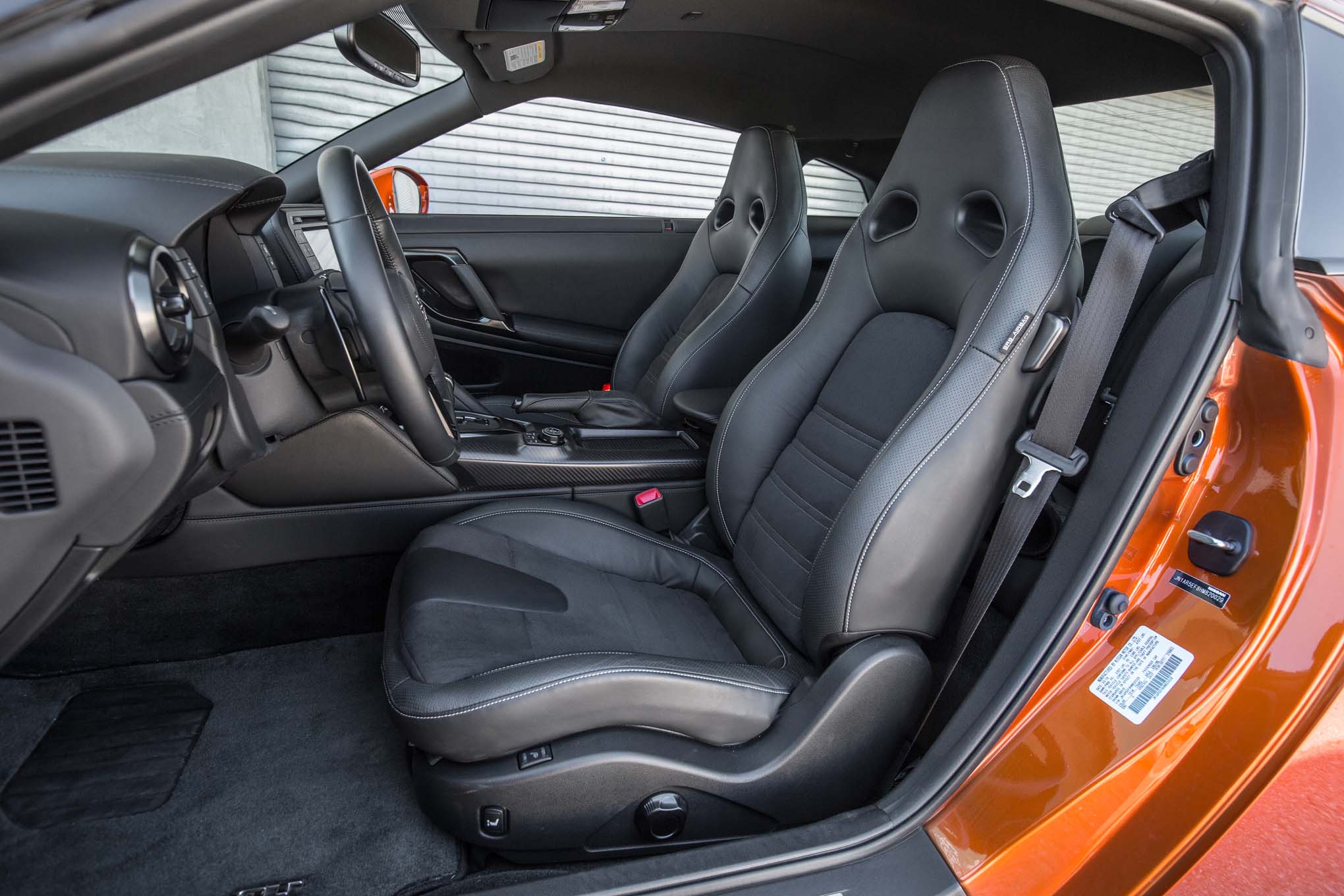 2017-nissan-gt-r-front-interior-seats