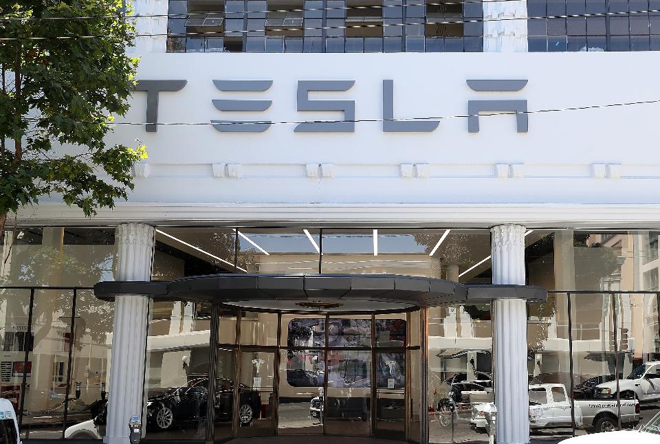 هل “تيسلا” قادرة على بيع وخدمة نصف مليون سيارة سنويا في 2018؟ Tesla