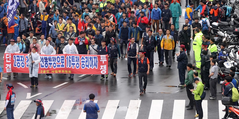 epa05562992 Unionized workers of South Korea's top automaker Hyundai Motor Co. move to attend a rally marking the ongoing strike at its plant in the southeastern industrial city of Ulsan, South Korea, 30 September 2016. Unionists started their first full strike in 12 years on 26 September after rejecting a previously offered compromise on wage hikes. EPA/YONHAP SOUTH KOREA OUT (Newscom TagID: epalivetwo373781.jpg) [Photo via Newscom]