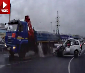“فيديو“ شاهد سيارة تويوتا RAV4  تصطدم بشاحنة كبيرة في روسيا