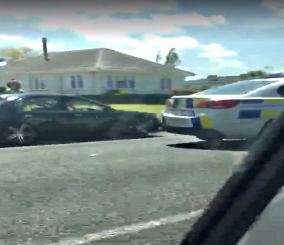 “فيديو“ شاهد متهم يسرق سيارة الشرطة أثناء اعتقاله في نيوزلندا