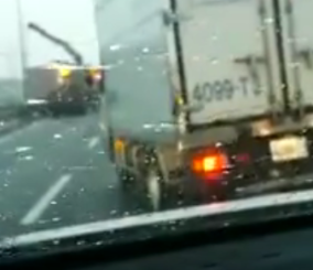 “فيديو” شاهد الرياح تتسبب في انقلاب شاحنة في تايوان