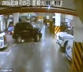 “فيديو“ شاهد لص يسرق سيارة فاخرة ويعيدها في الصباح معبأة بالوقود