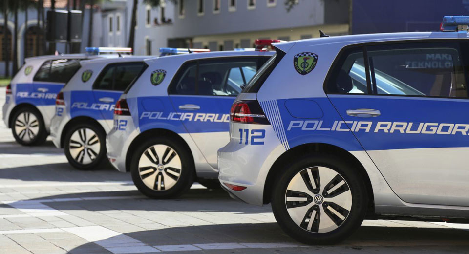 الشرطة الألبانية تضم سيارات كهربية إلى أسطولها بالرغم من عدم وجود محطات شحن بالدولة