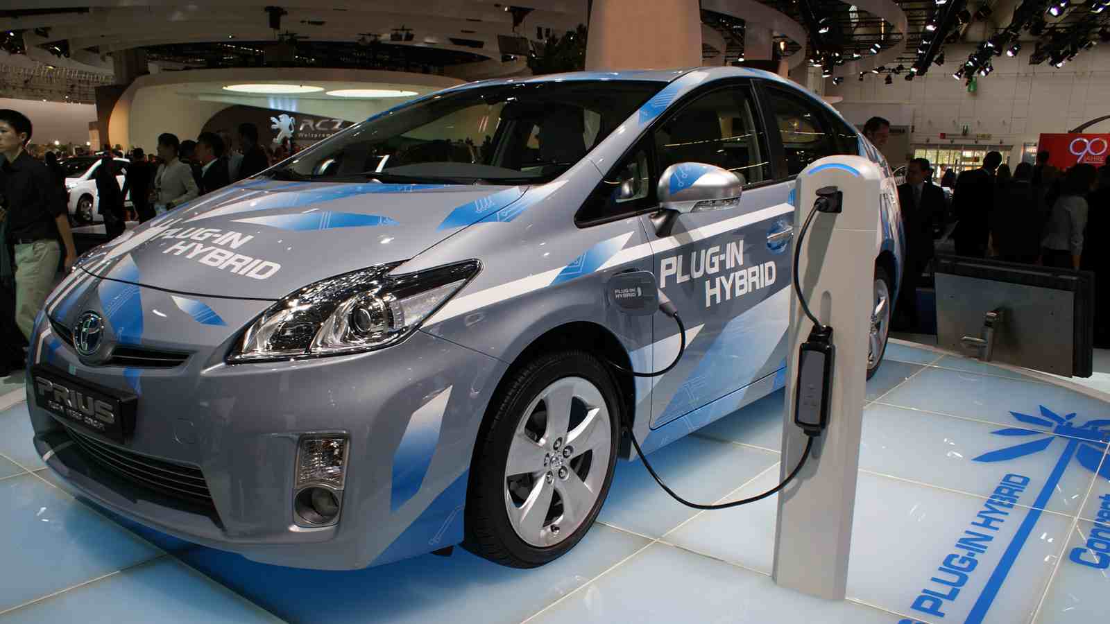 صانعات السيارات اليابانية تدخل سباق صنع السيارات الكهربية بالكامل