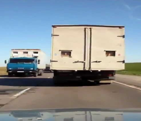 “فيديو“ شاهد لحظة اصطدام مروعة وجها لوجه بين سيارتين