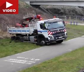 “فيديو“ شاهد زورق يحاول إنقاذ شاحنة علقت بالتربة